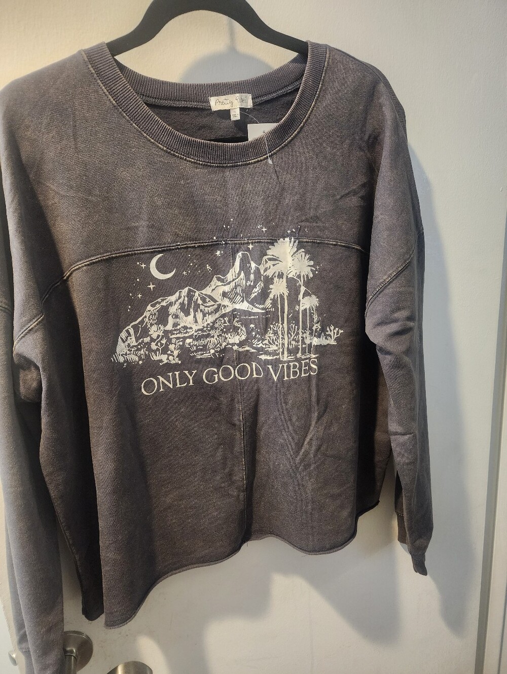 NWT SWEATSHIRT SIZE XLARGE RELAXED CROPPED DESIGN BY PRETTY REBEL